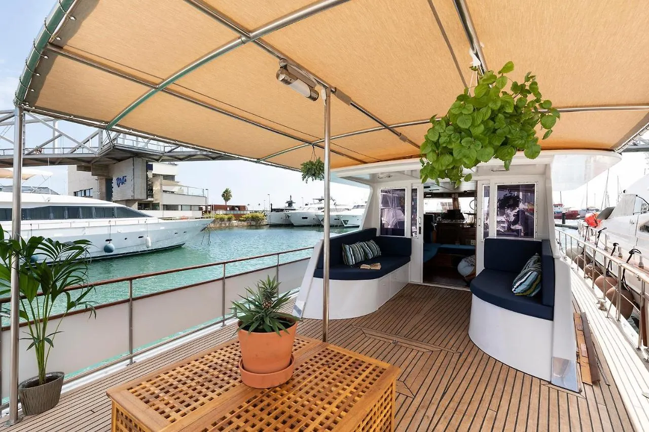 C120 - Charming Boat In Port Forum Barcelona Botel