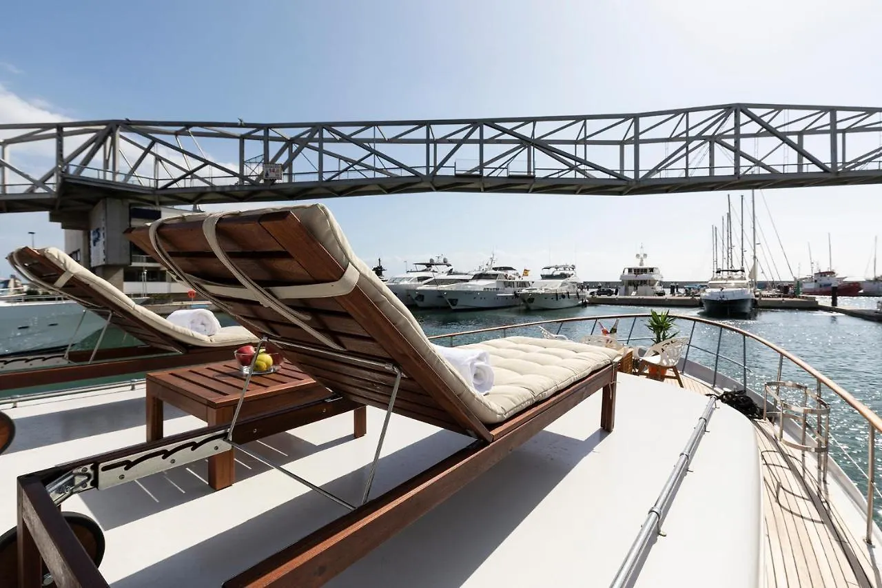 C120 - Charming Boat In Port Forum Barcelona Botel