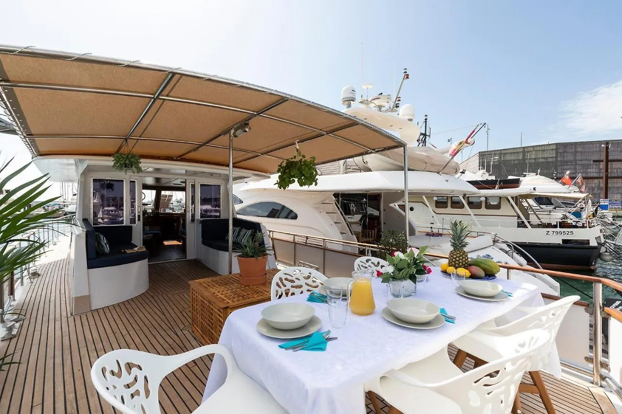 Botel C120 - Charming Boat In Port Forum Barcelona Spain