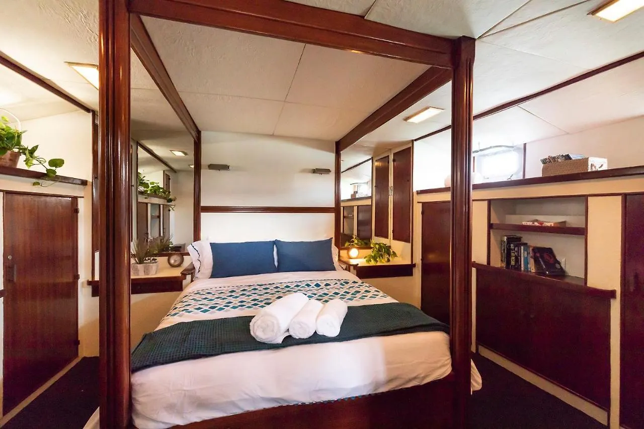 Botel C120 - Charming Boat In Port Forum Barcelona